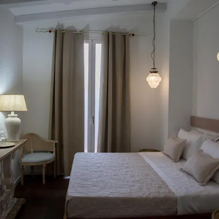 Amelia Apts & Pensión Alguer