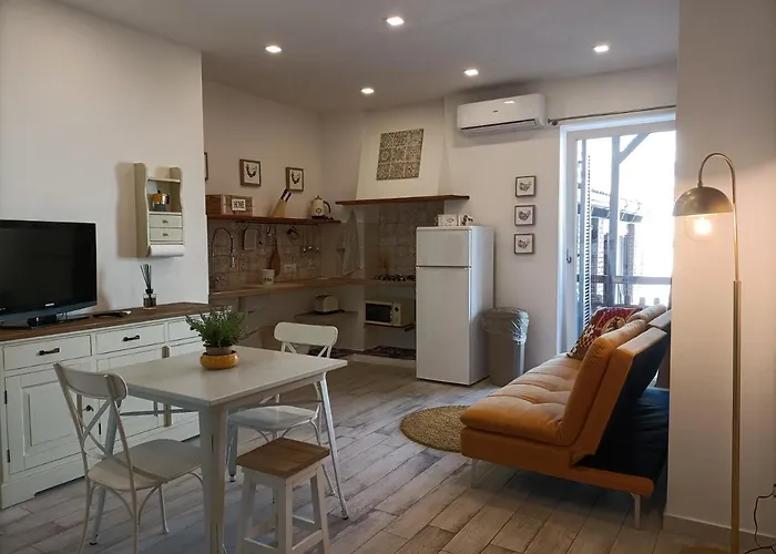 Amelia Apts & Gasthuis