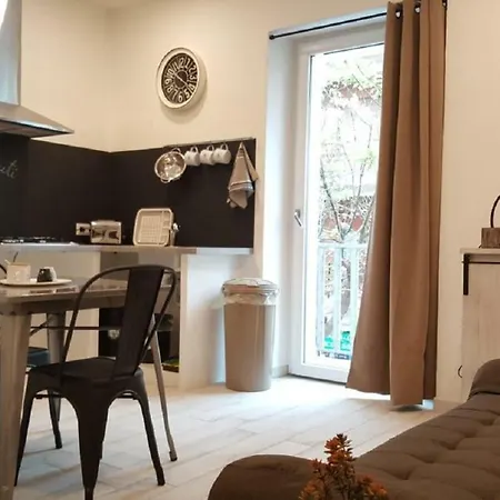 Amelia Apts & بيت ضيافة 3*